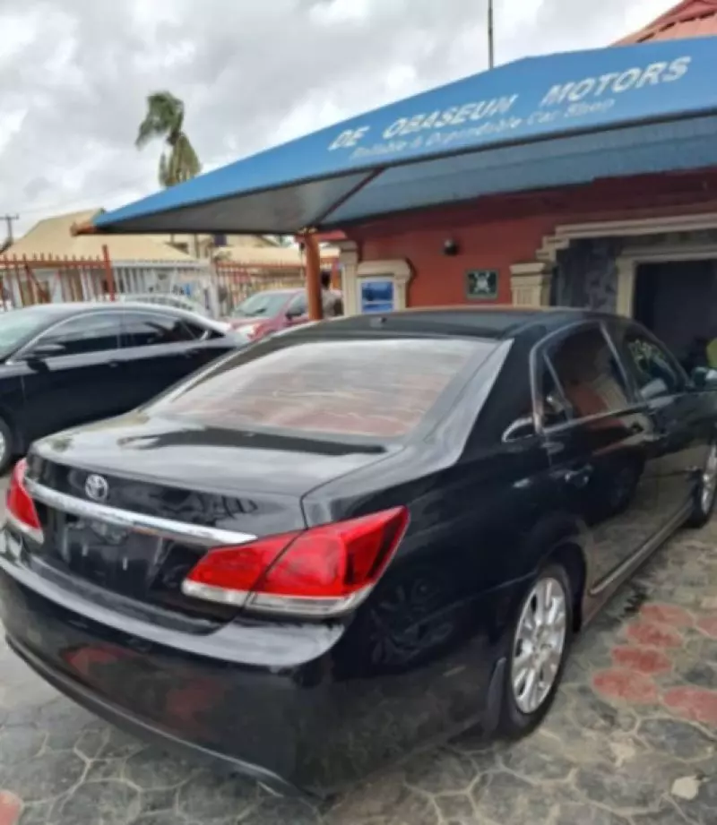 Toyota Avalon   - 2011