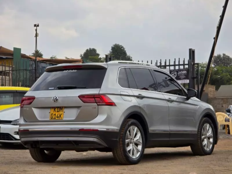 Volkswagen Tiguan   - 2015