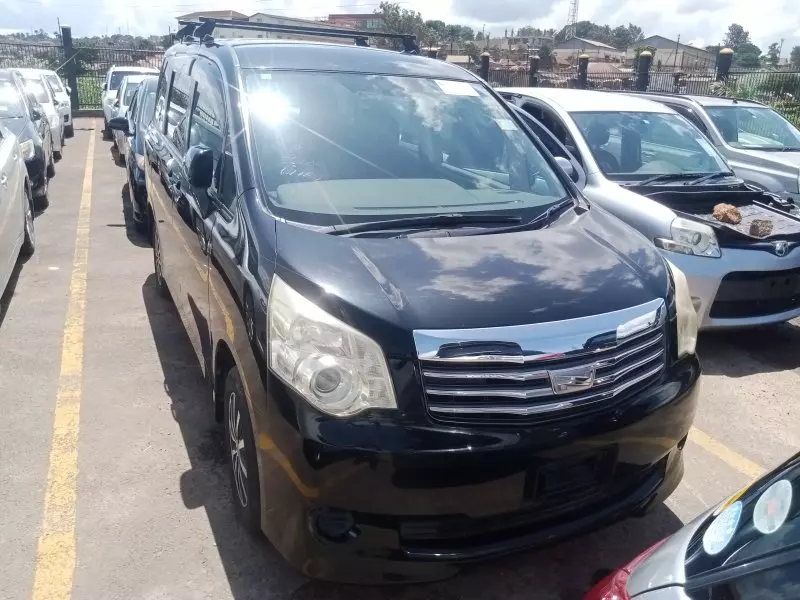Toyota Noah   - 2010