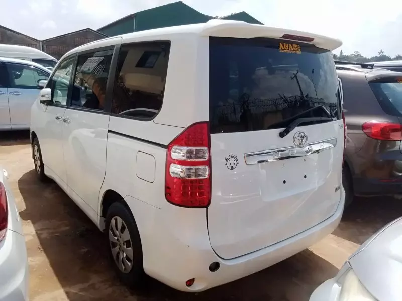 Toyota Noah   - 2012