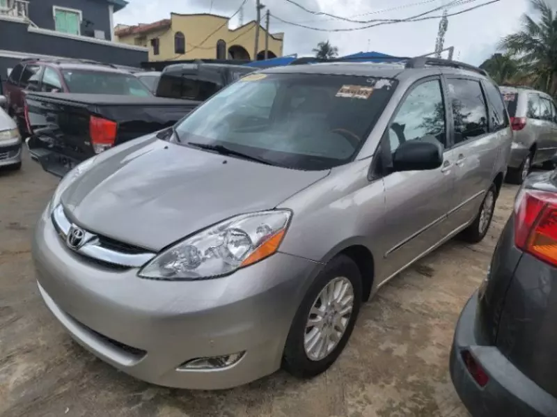 Toyota Sienna   - 2010