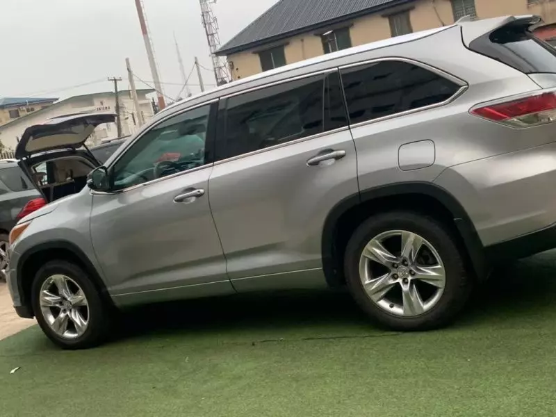Toyota Highlander   - 2016