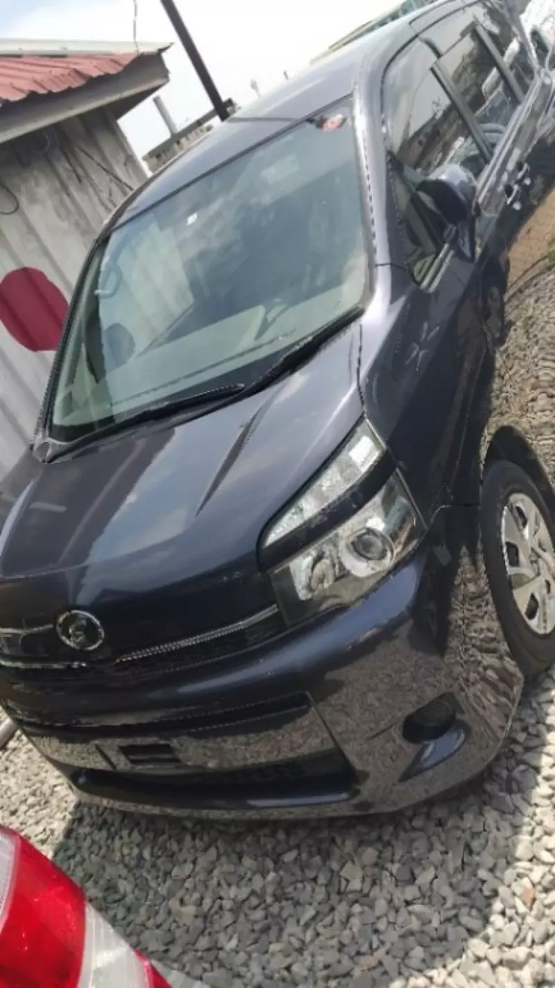 Toyota Voxy    - 2013
