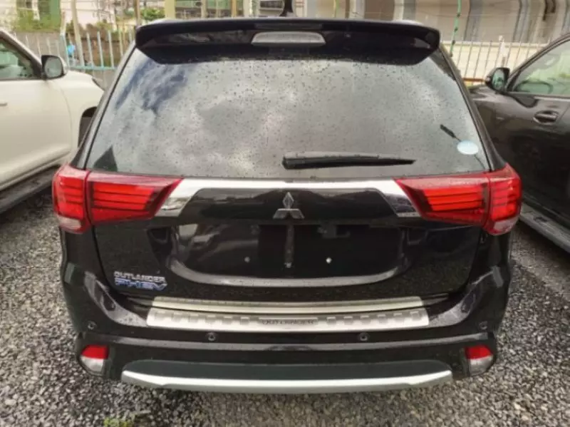 Mitsubishi Outlander hybrid    - 2016