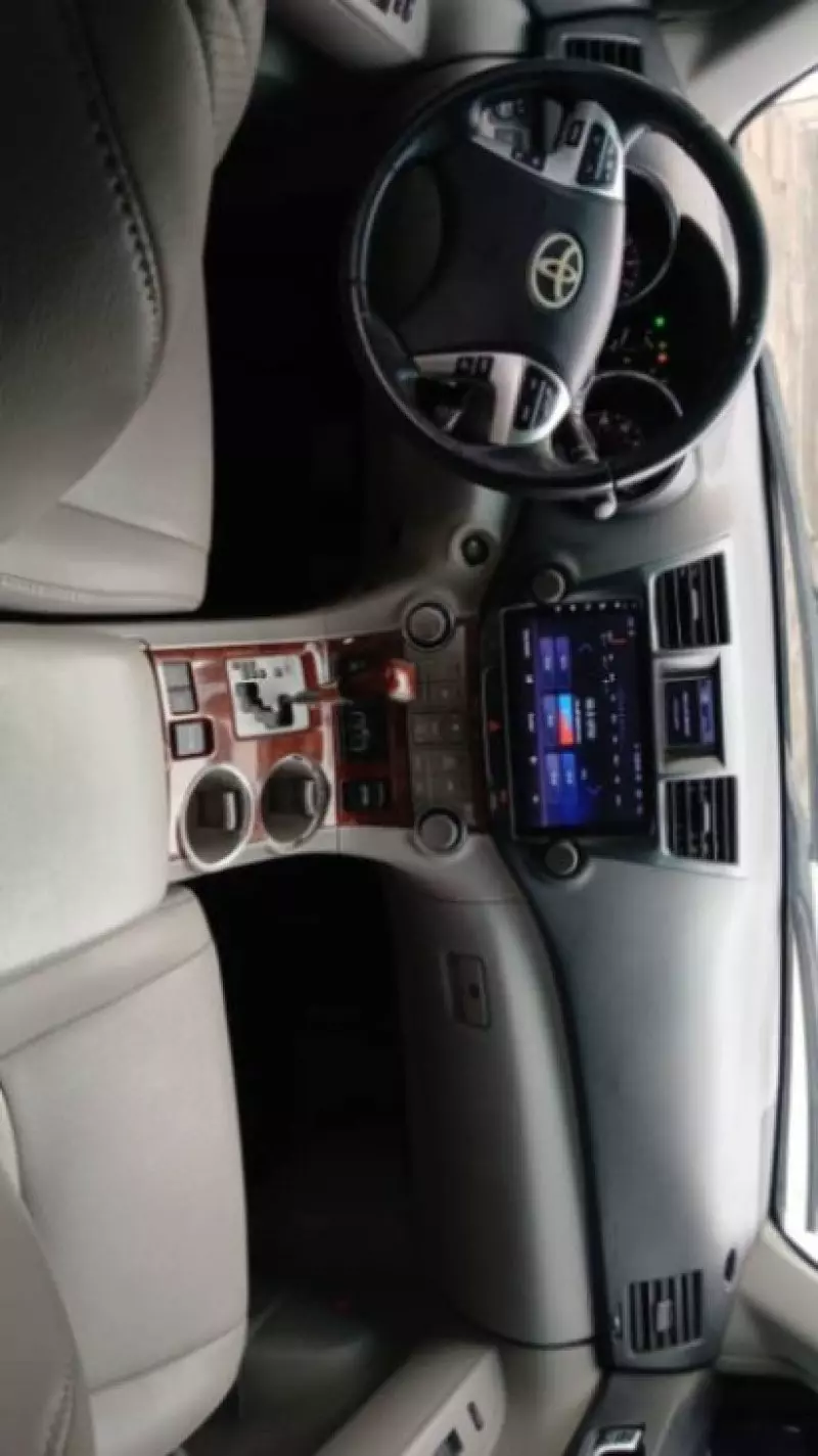 Toyota Highlander   - 2012
