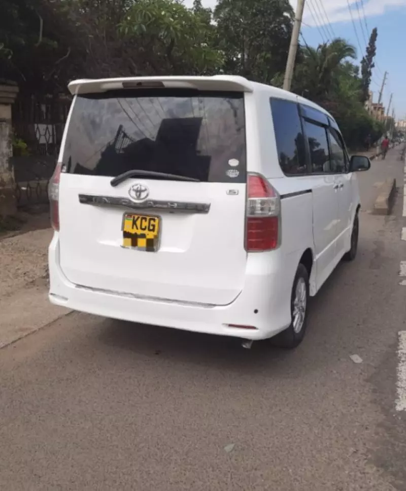 Toyota Noah   - 2007