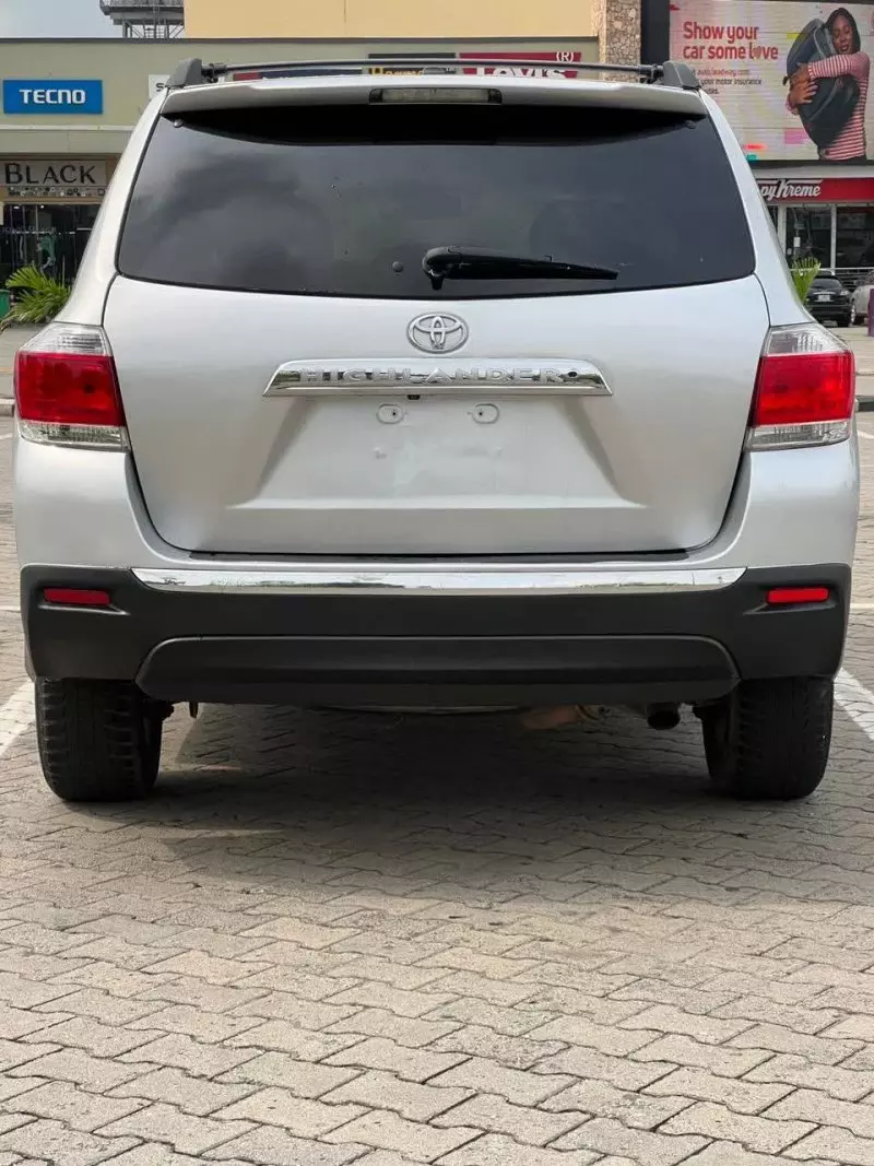 Toyota Highlander   - 2012