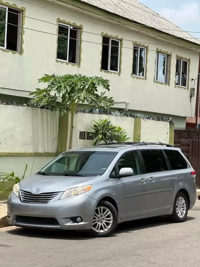 Toyota Sienna   - 2011