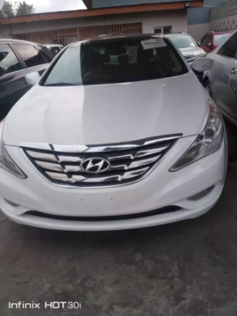 Hyundai Sonata   - 2012
