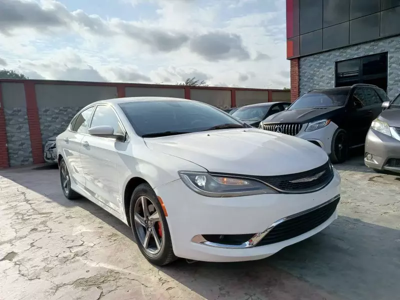 Chrysler 200   -
