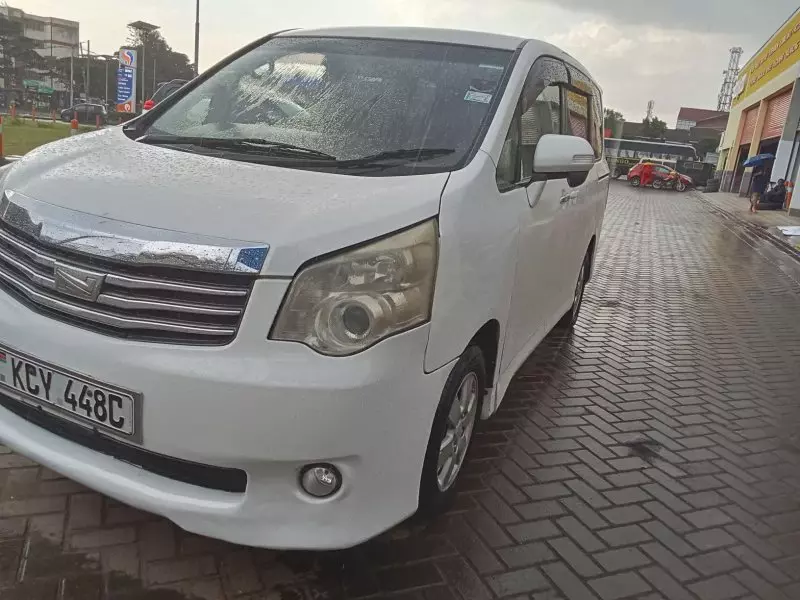 Toyota Noah   - 2015