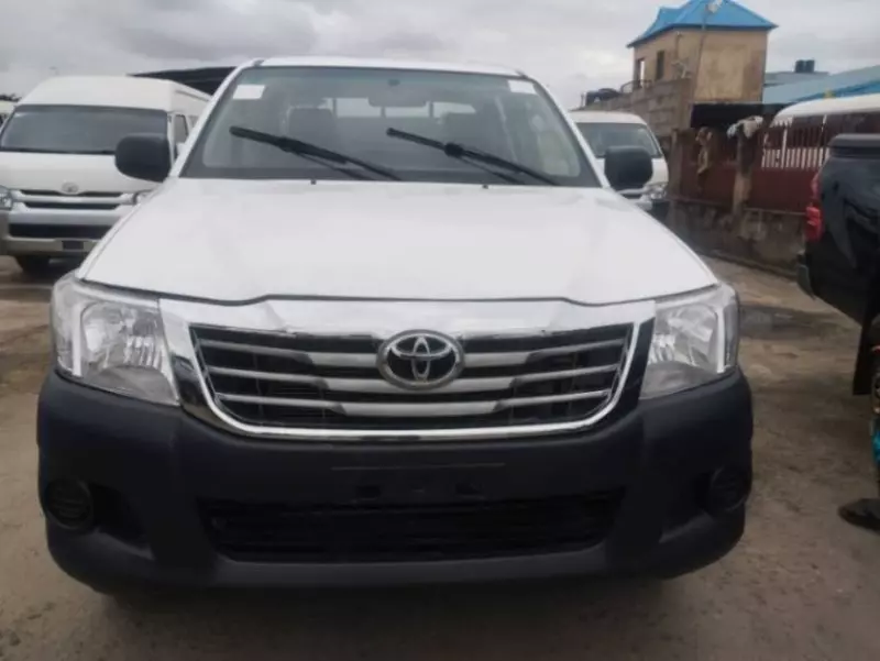 Toyota Hilux    - 2010