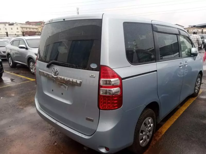 Toyota Noah   - 2012