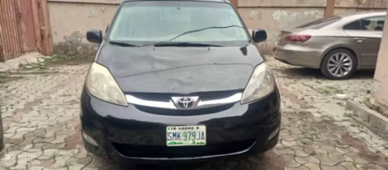 Toyota Sienna   - 2010