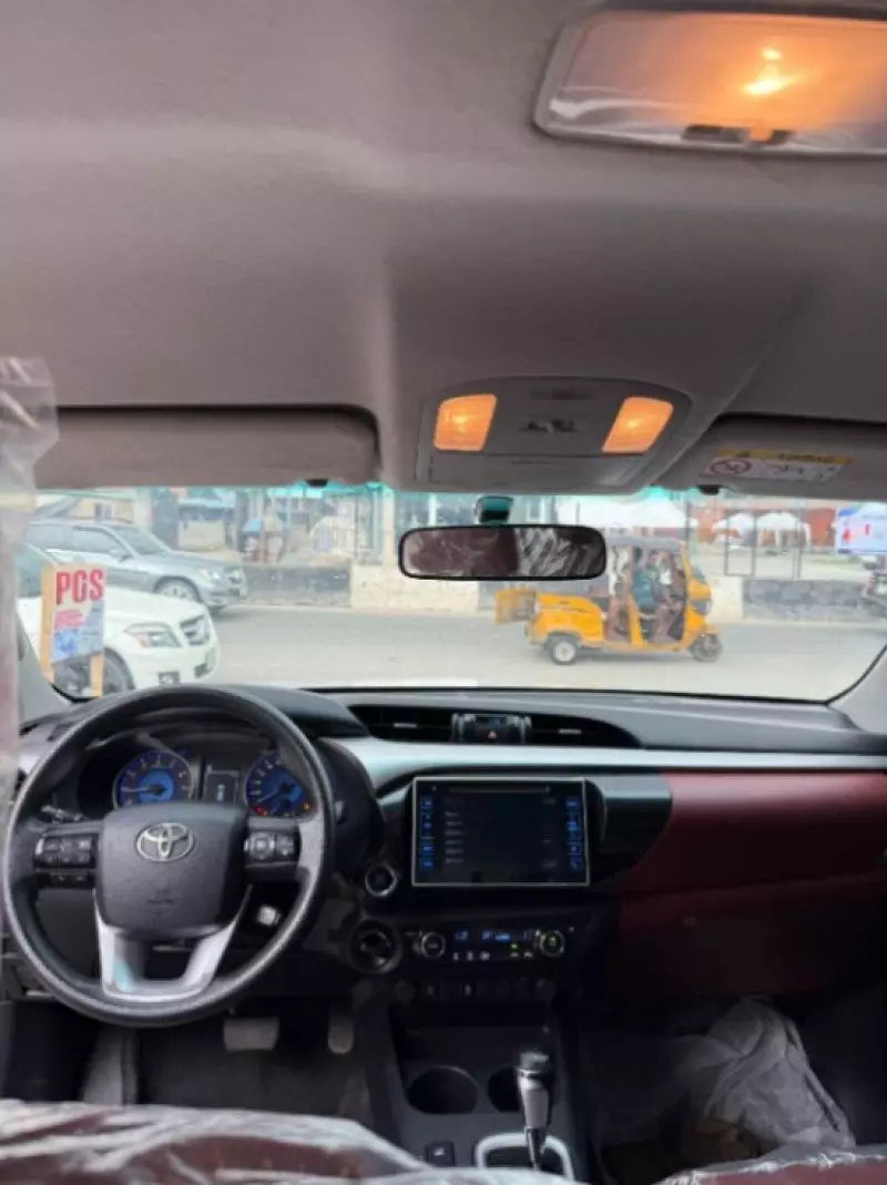 Toyota Hilux   - 2020