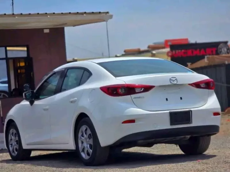 Mazda Axela    -