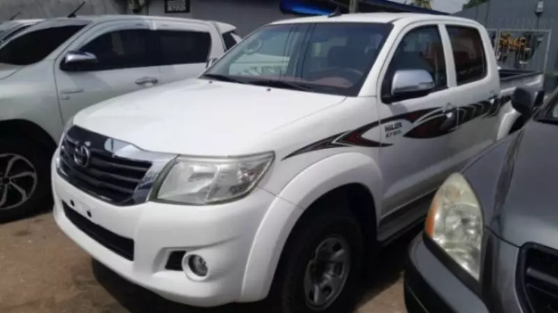 Toyota Hilux   - 2015