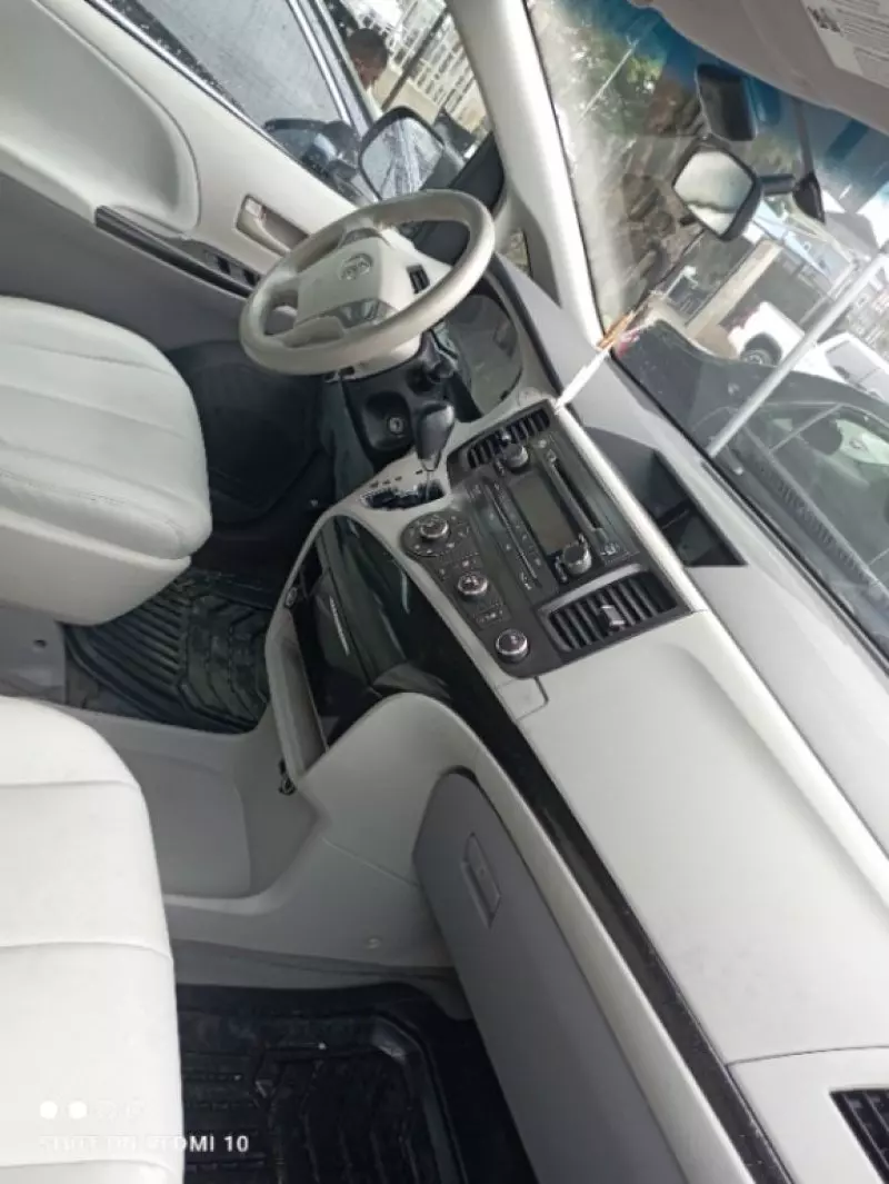 Toyota Sienna   - 2010