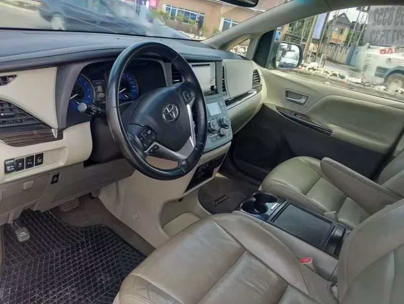 Toyota Sienna   - 2016