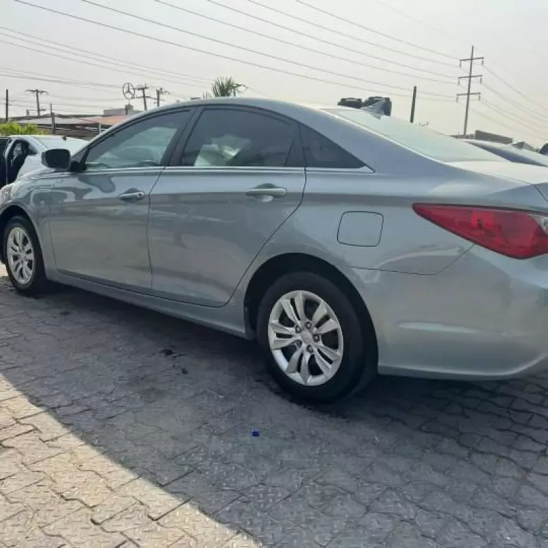 Hyundai Sonata   - 2011
