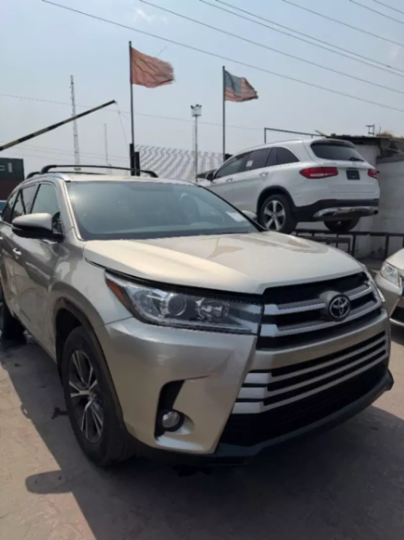 Toyota Highlander   - 2016