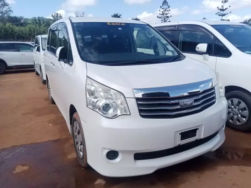 Toyota Noah   - 2011