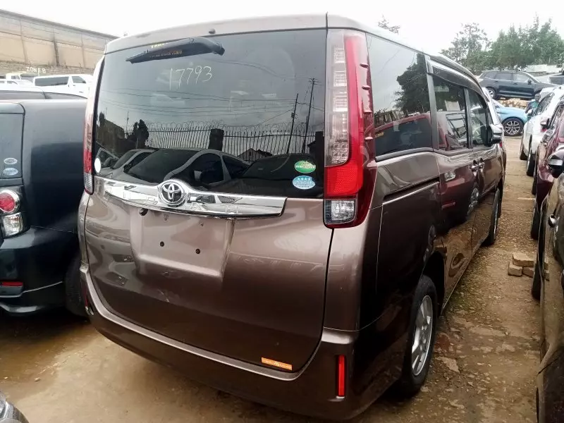Toyota Noah   - 2015