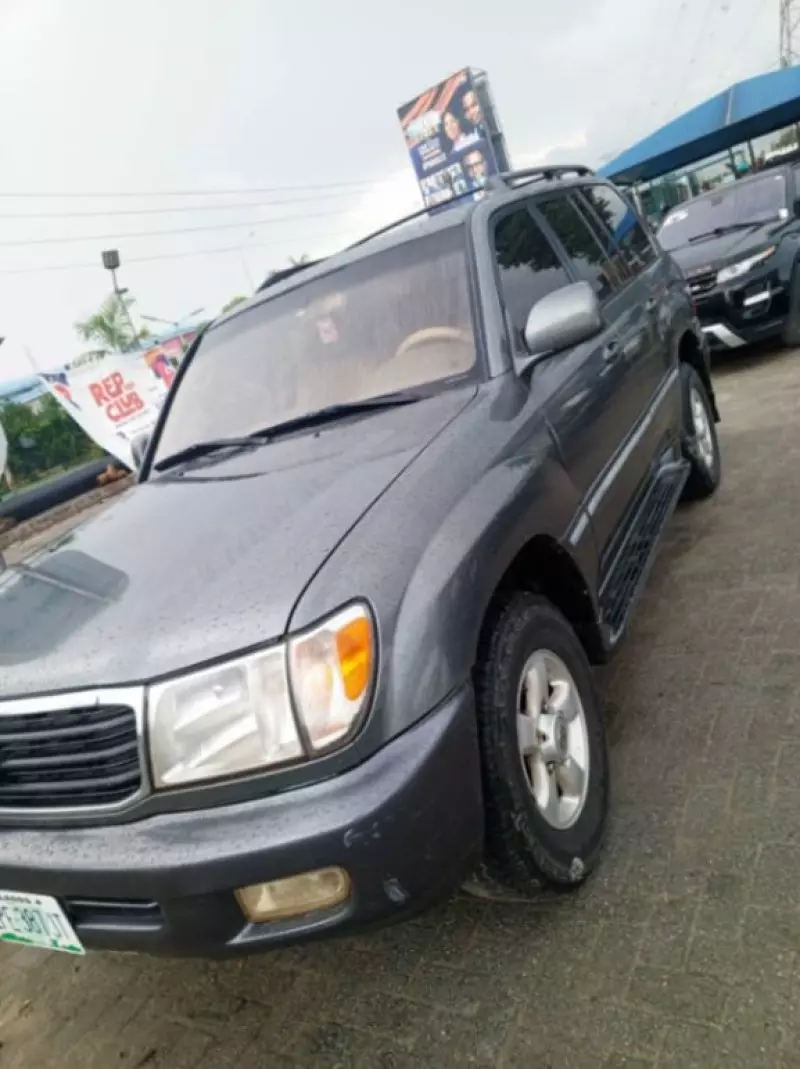Toyota Land Cruiser   -