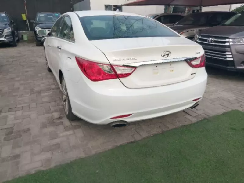 Hyundai Sonata   - 2011