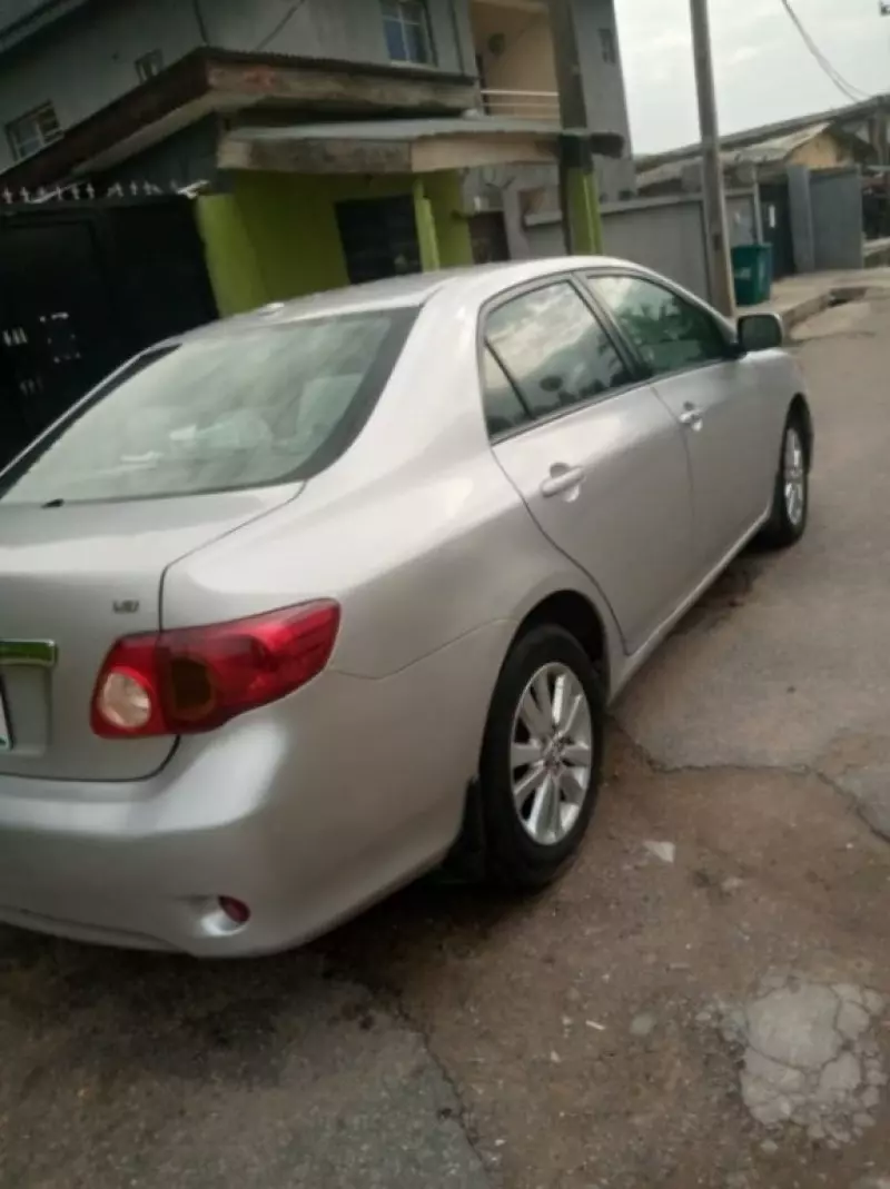 Toyota Corolla   - 2009