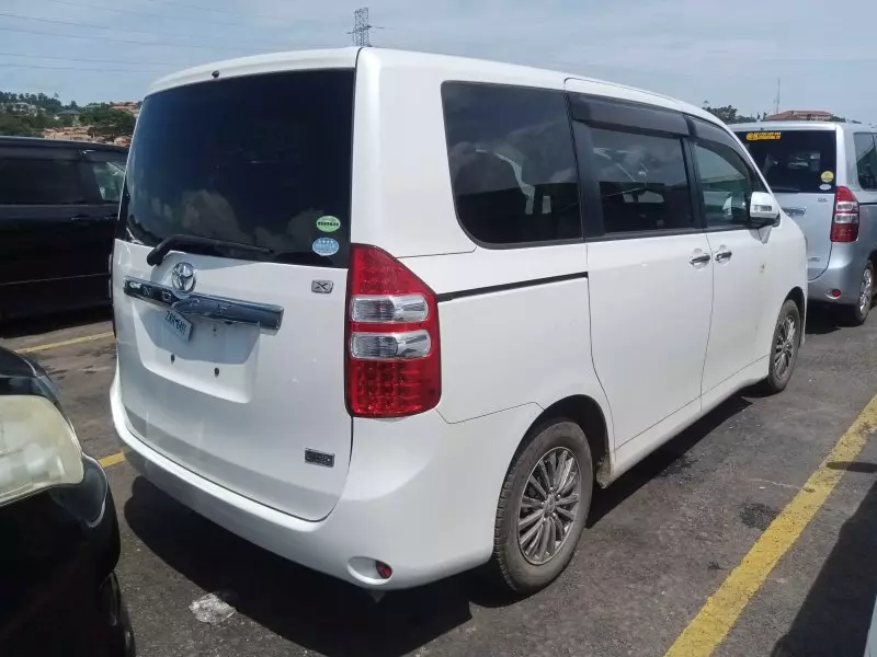 Toyota Noah   - 2012