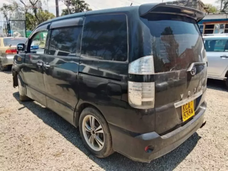Toyota Voxy    - 2009