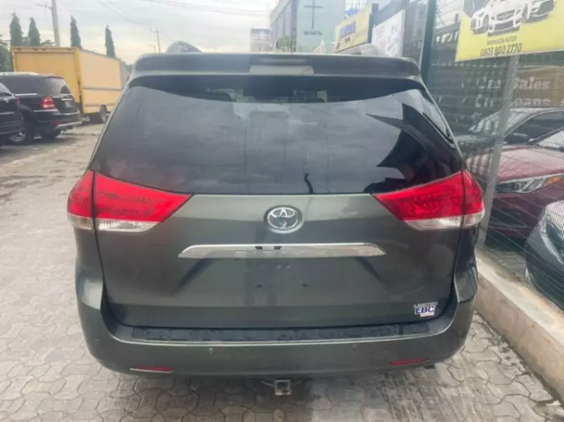 Toyota Sienna   - 2010