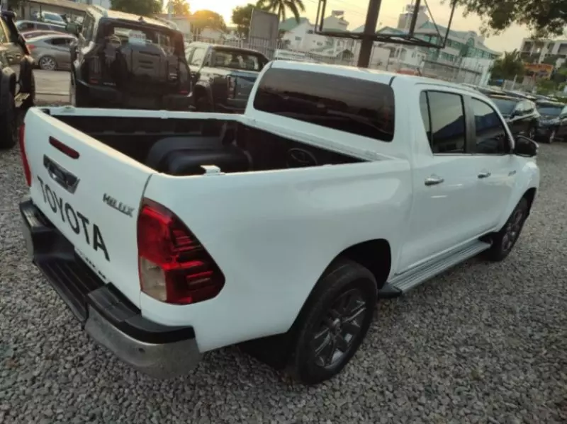 Toyota Hilux   - 2021