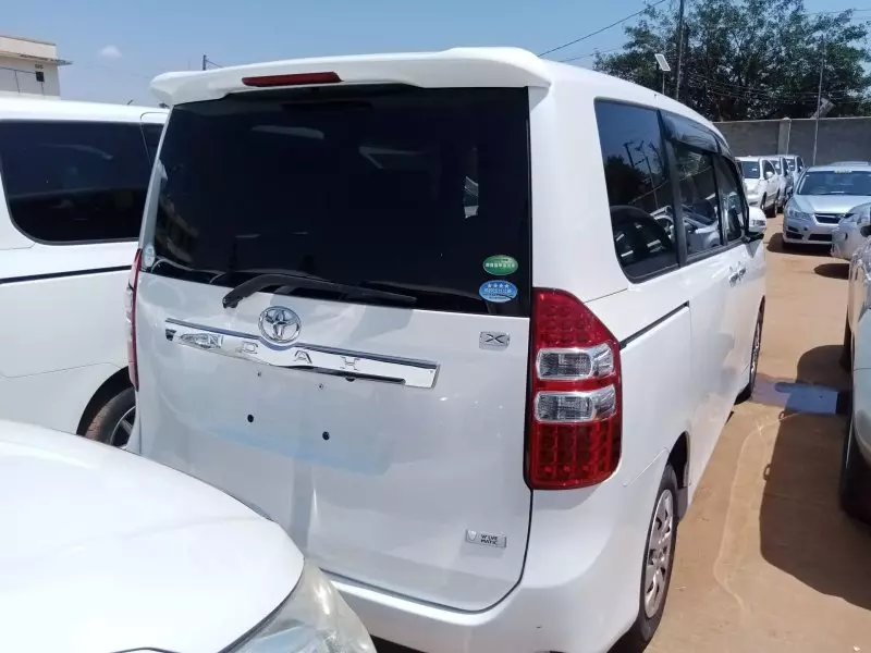 Toyota Noah   - 2011