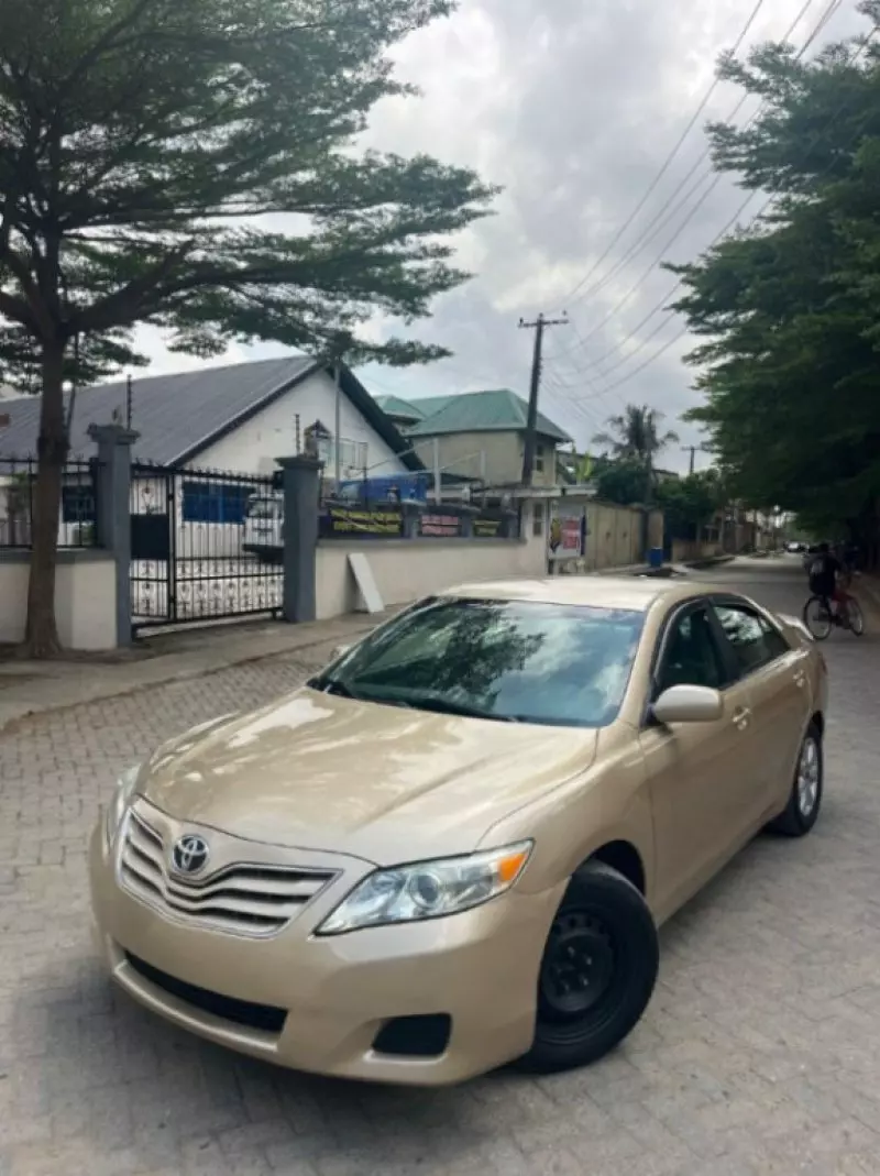 Toyota Camry   - 2011