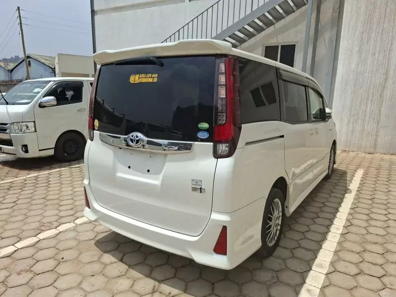 Toyota Noah Hybrid   - 2016