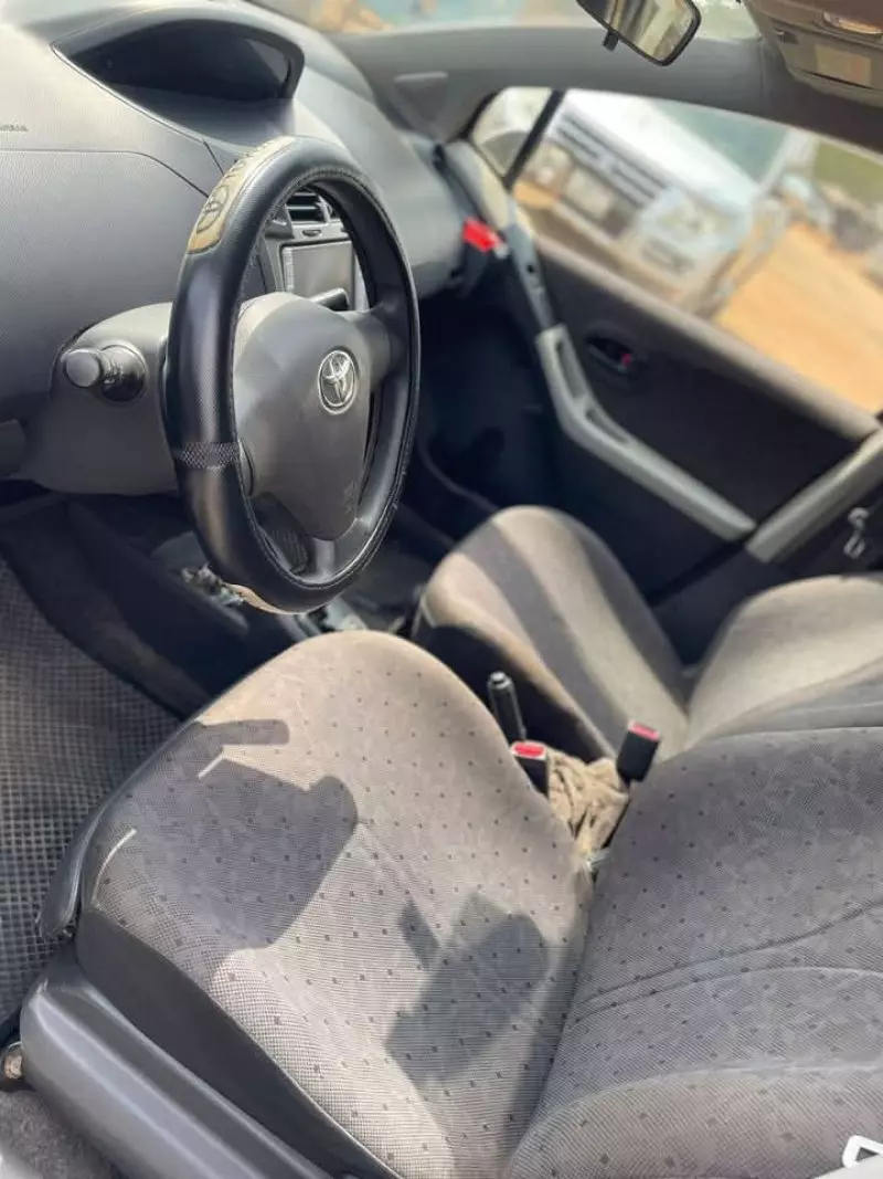 Toyota Vitz   - 2010