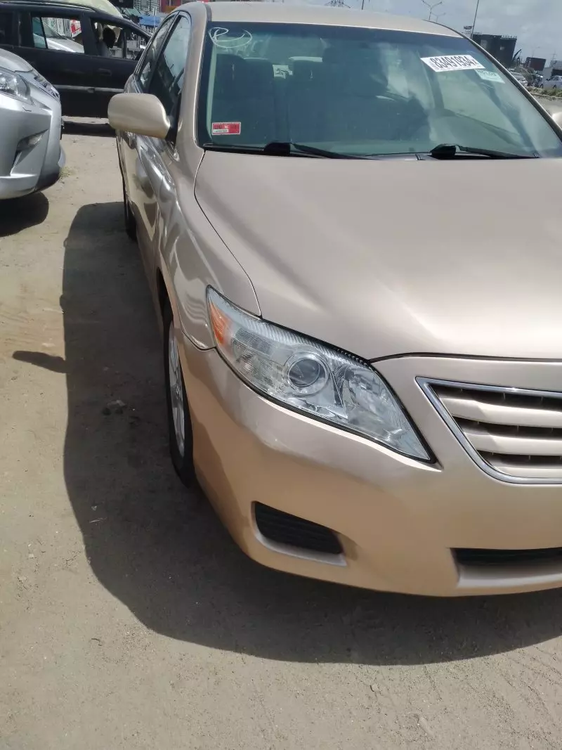 Toyota Camry   - 2010
