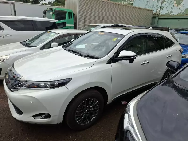 Toyota Harrier   - 2017