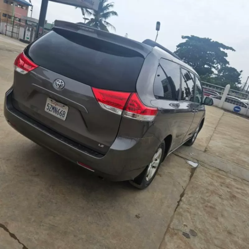 Toyota Sienna   - 2011