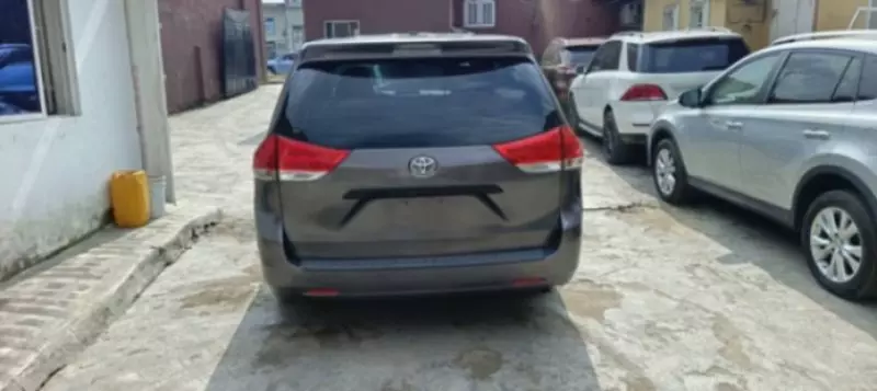 Toyota Sienna - 2011