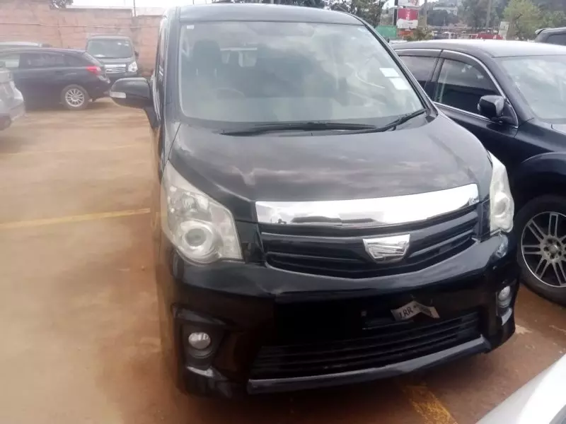 Toyota Noah   - 2012