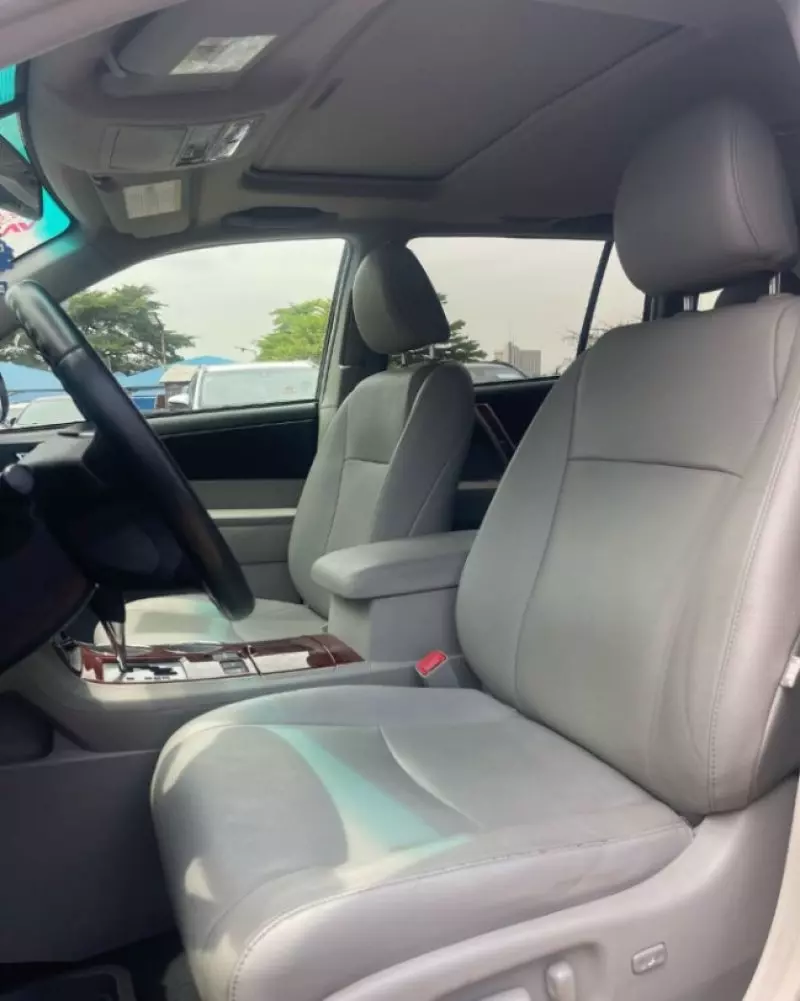 Toyota Highlander   - 2012