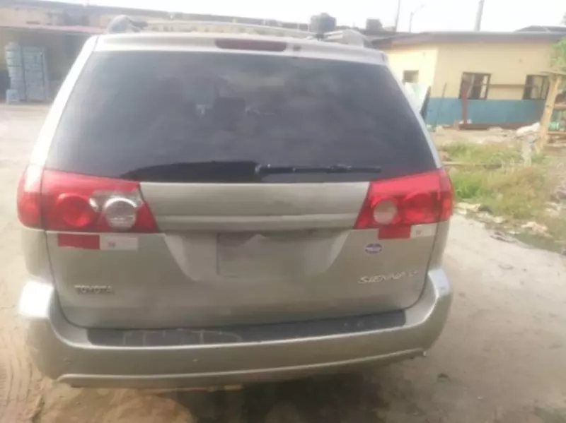 Toyota Sienna   - 2009