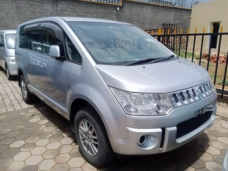 Mitsubishi Delica    - 2011