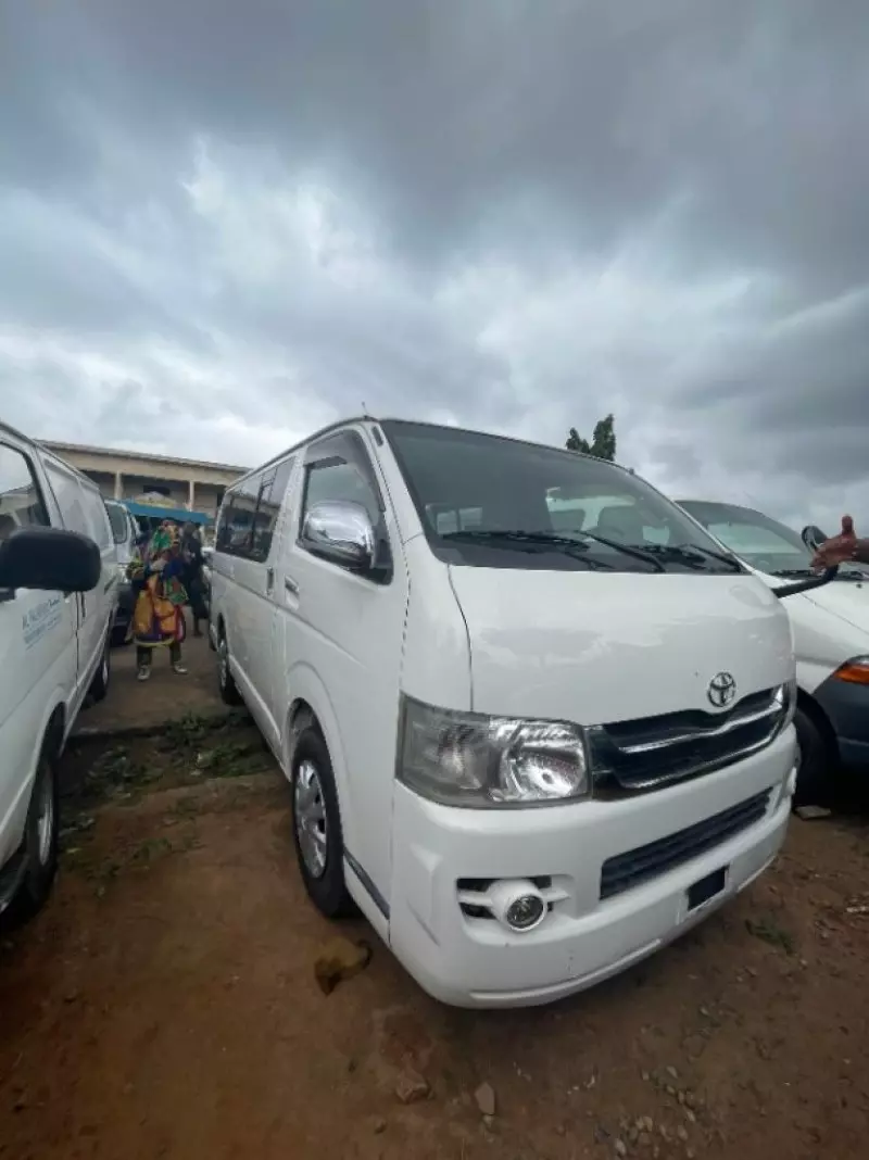 Toyota Hiace   - 2014