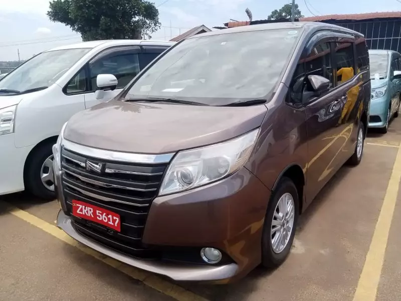 Toyota Noah   - 2014