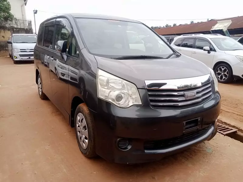 Toyota Noah   - 2012