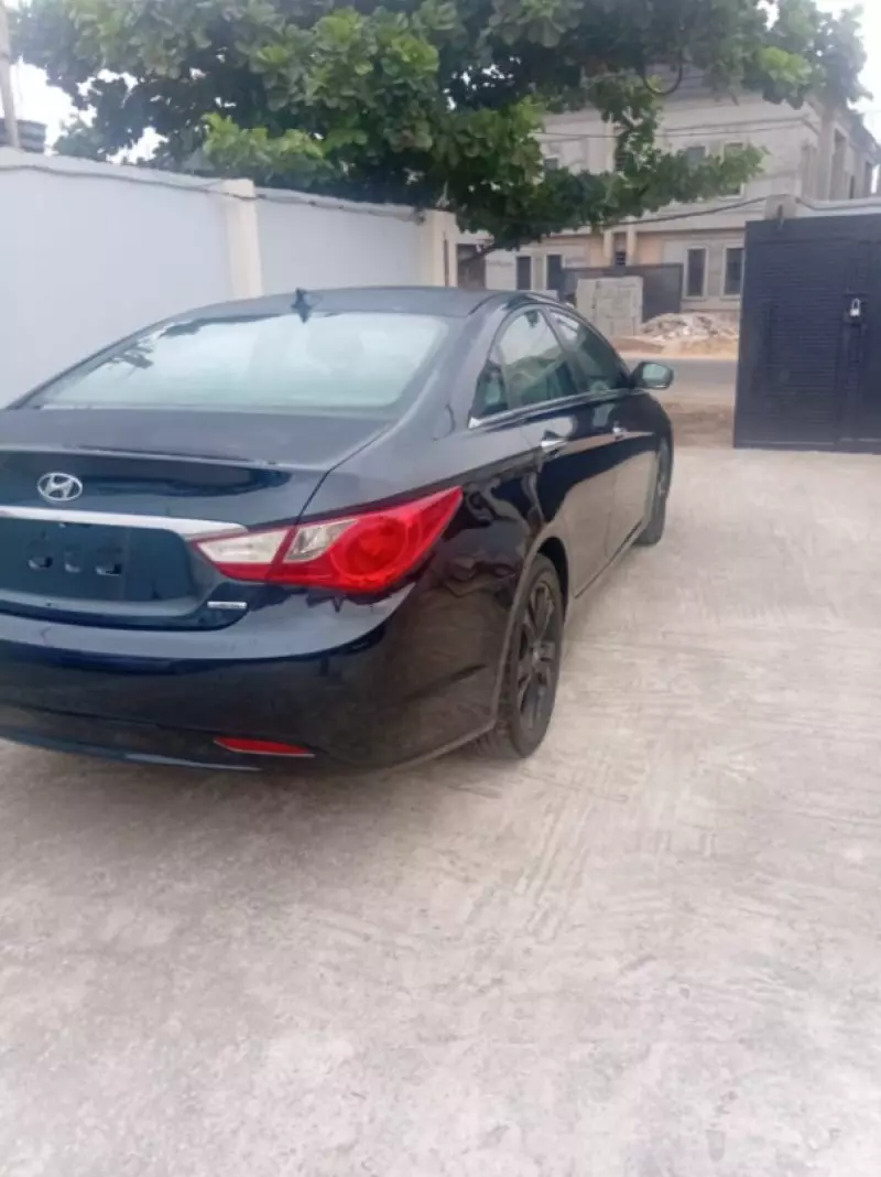 Hyundai Sonata   - 2012